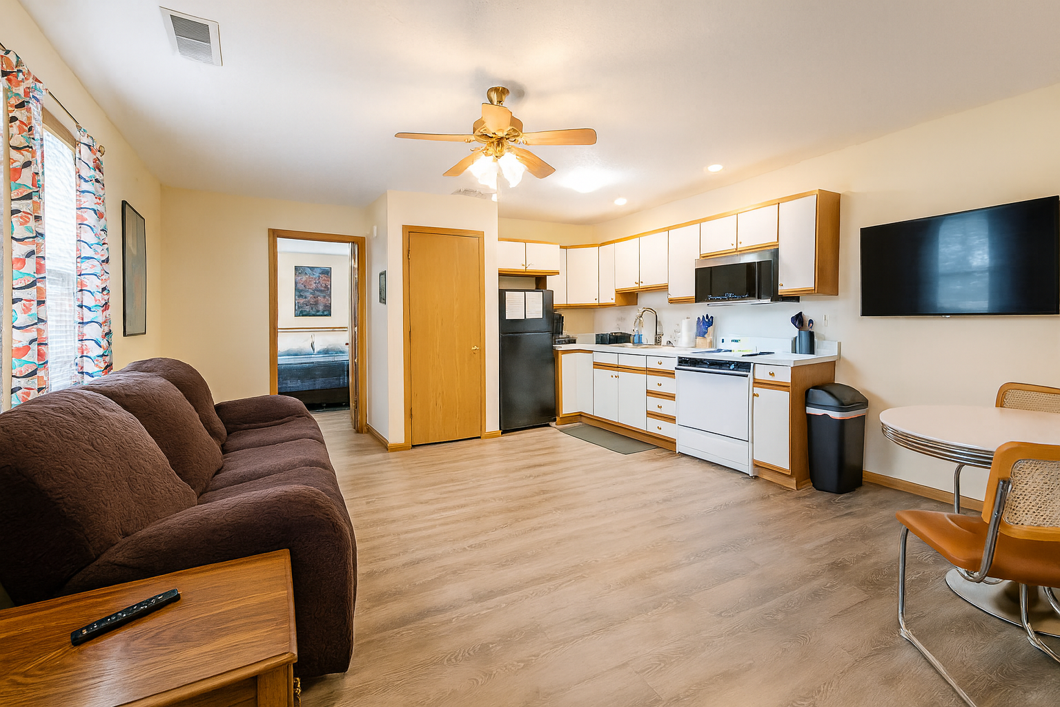 Downtown Retro Apt - Great for Extended Stays!