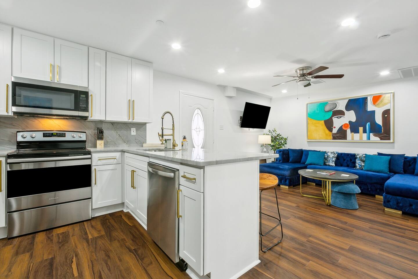 Stylish 2BR Modern Condo Getaway