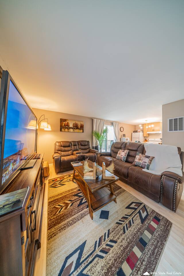 Secluded Lodge Style: King Bed, Garage, Laundry, WiFi