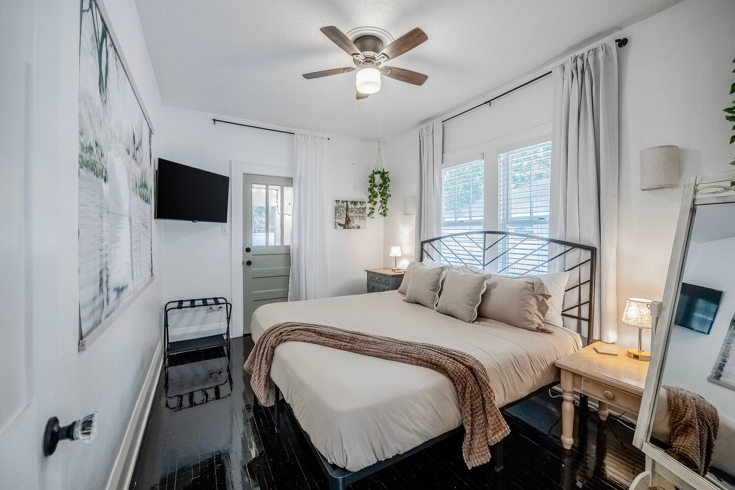 The Royal Swan (Dixieland Downtown Lakeland)