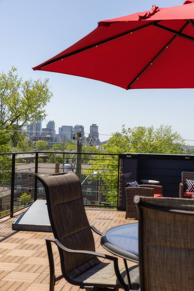 Two Condo Combo*8 bedrooms! Sleeps 22! East Nash!