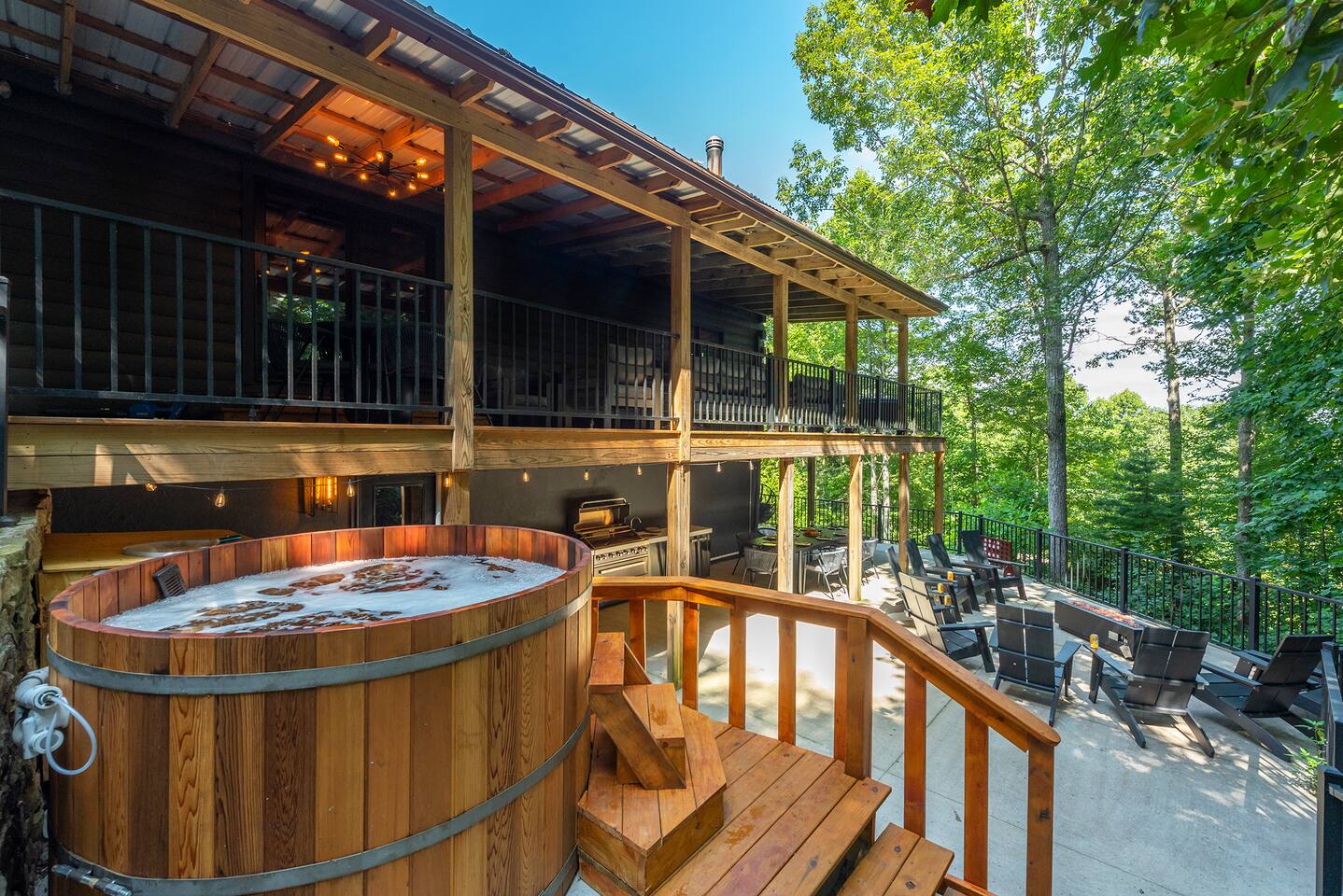 Mountain Views, Cedar HotTub, Yoga, Game Room
