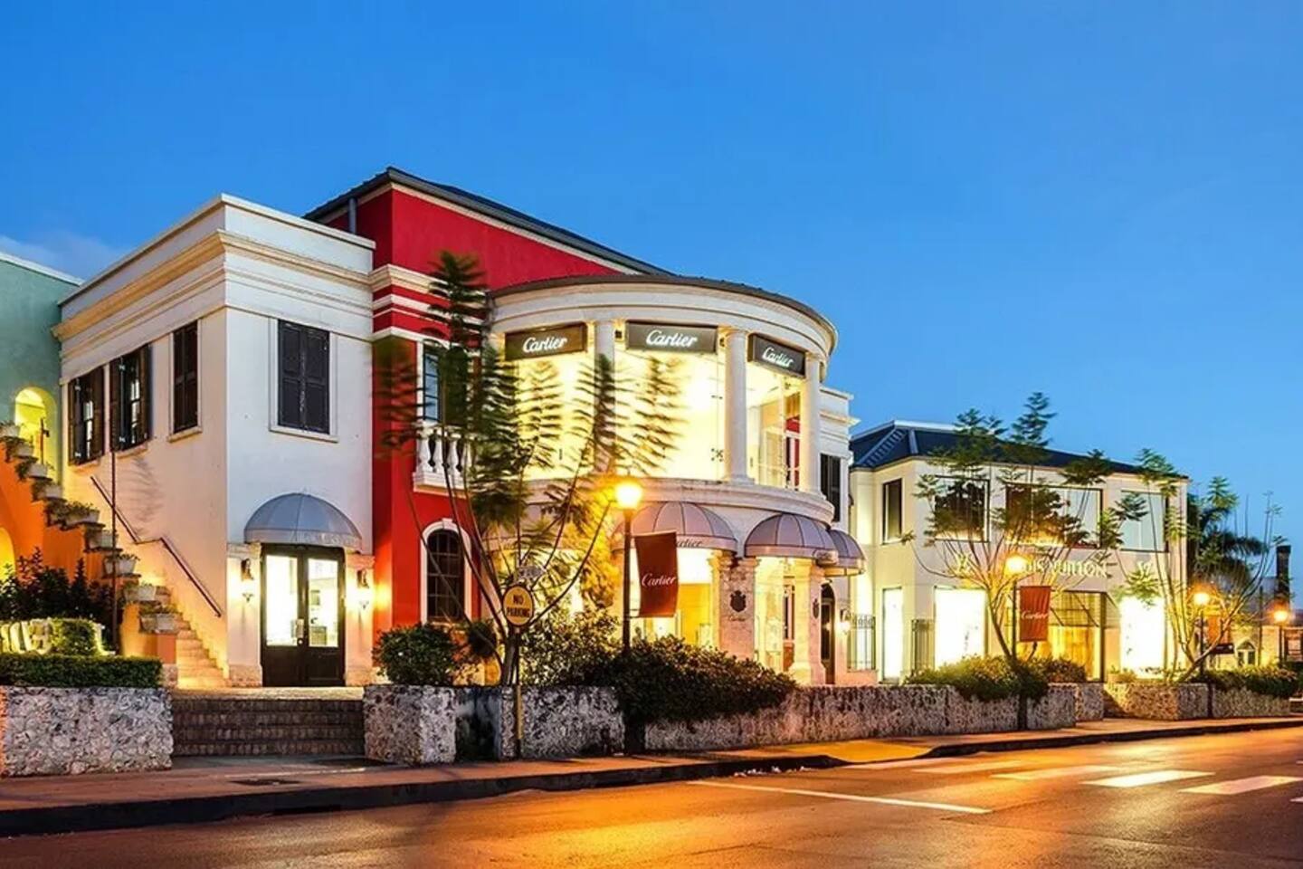 Limegrove Lifestyle Centre: (5 min Taxi) - Designer stores, cafés, bars, cinemas, supermarket and restaurants.