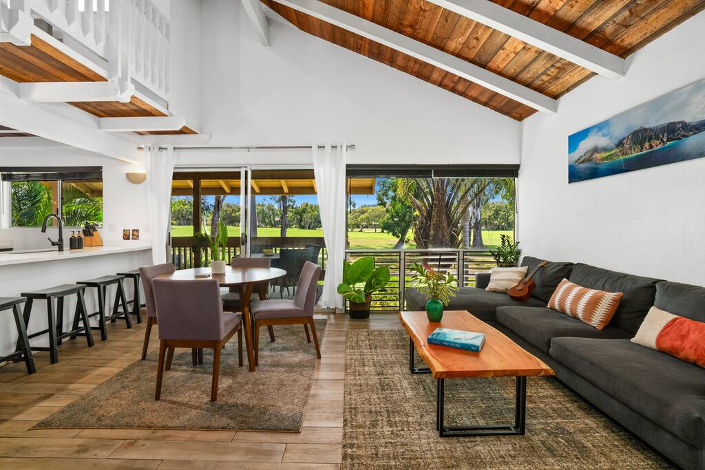 Bright & Airy Home: Waterfall View, Pool & Hot Tub