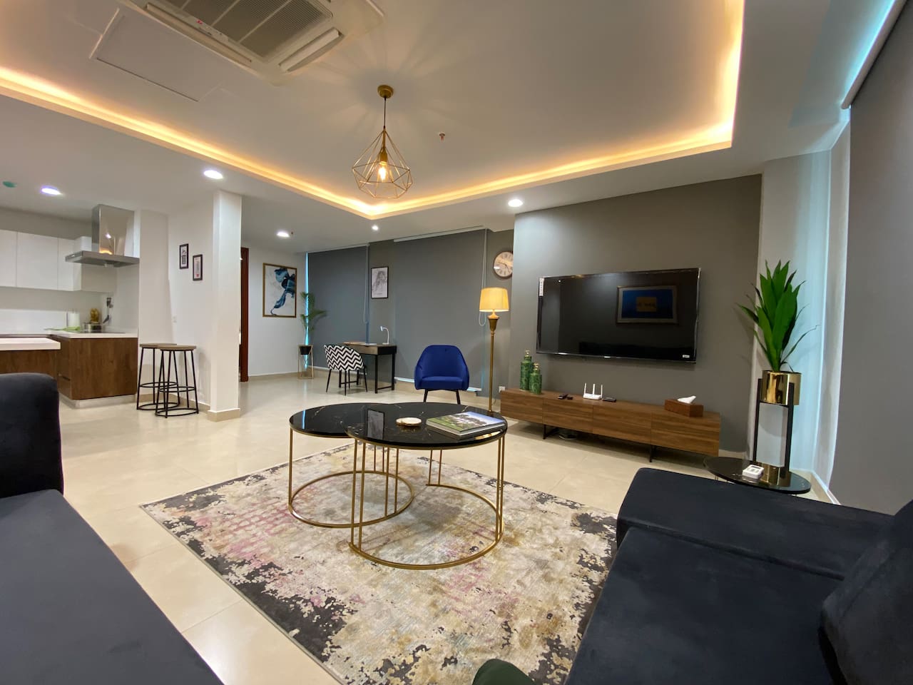 Penthouse in Gold Crest Mall - Skyline Views, DHA