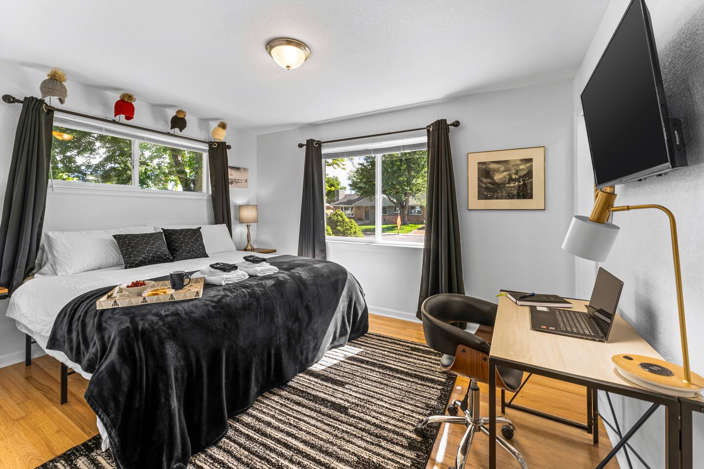 Spacious Group Retreat between Airport & Mountains