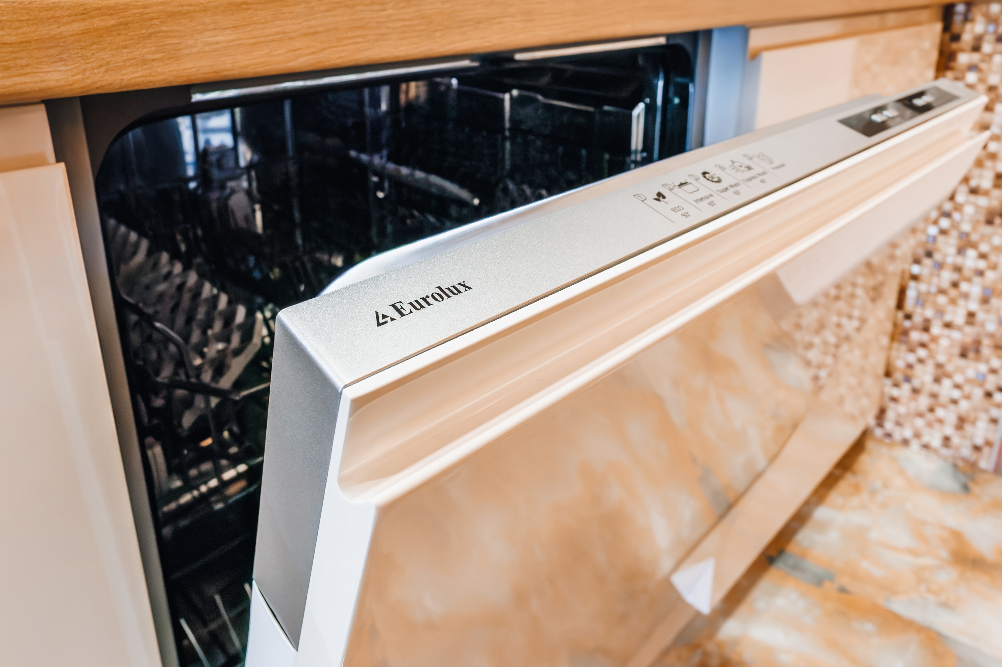 Modern built-in dishwasher for easy, stress-free cleanups