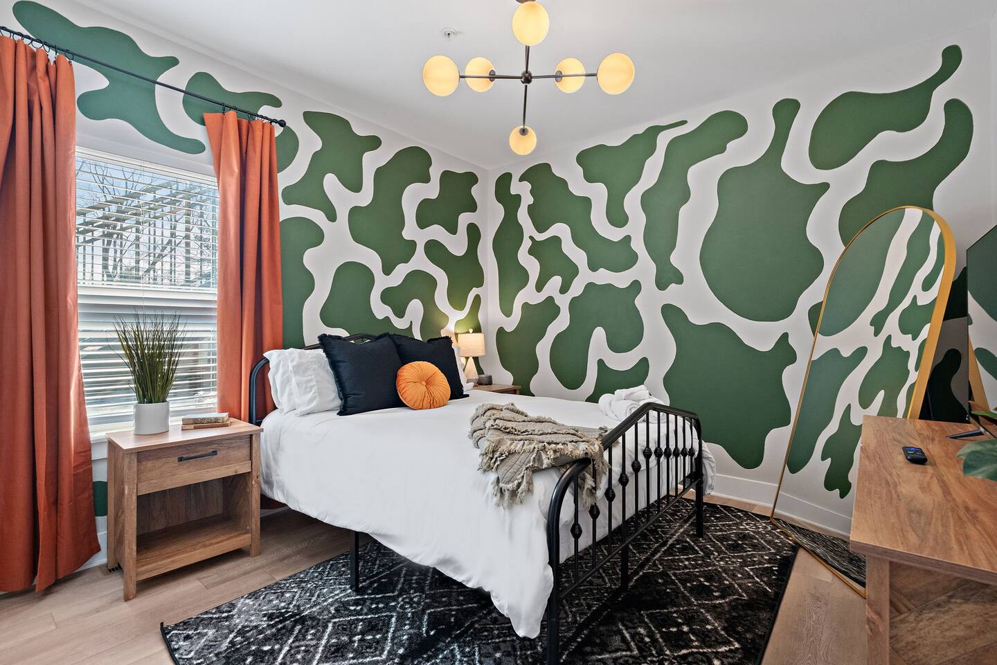 *NEW* Charm on Church ~ Cozy, Modern, Downtown Apt - Apartment