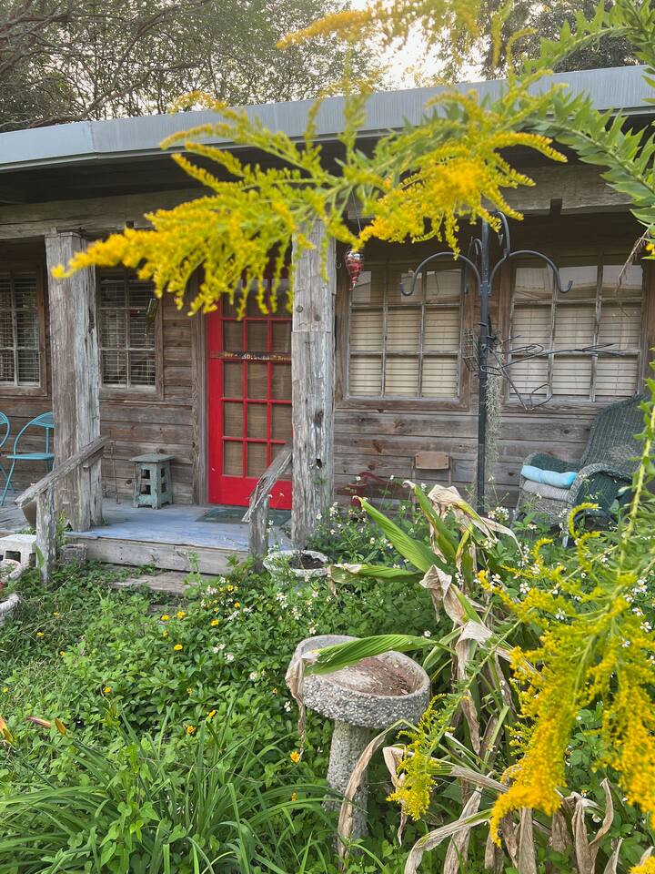 Folk Art Barn — 2BR Retreat at The Whirlybird