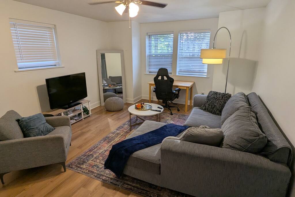 Walk to Downtown Cartersville!