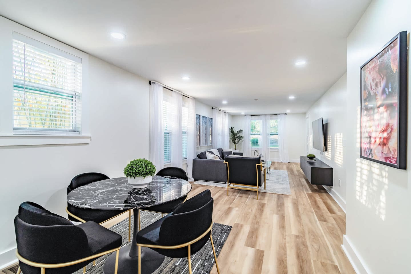 1st floor Sun Filled-Jacuzzi- Walk to Town-Pets Ok