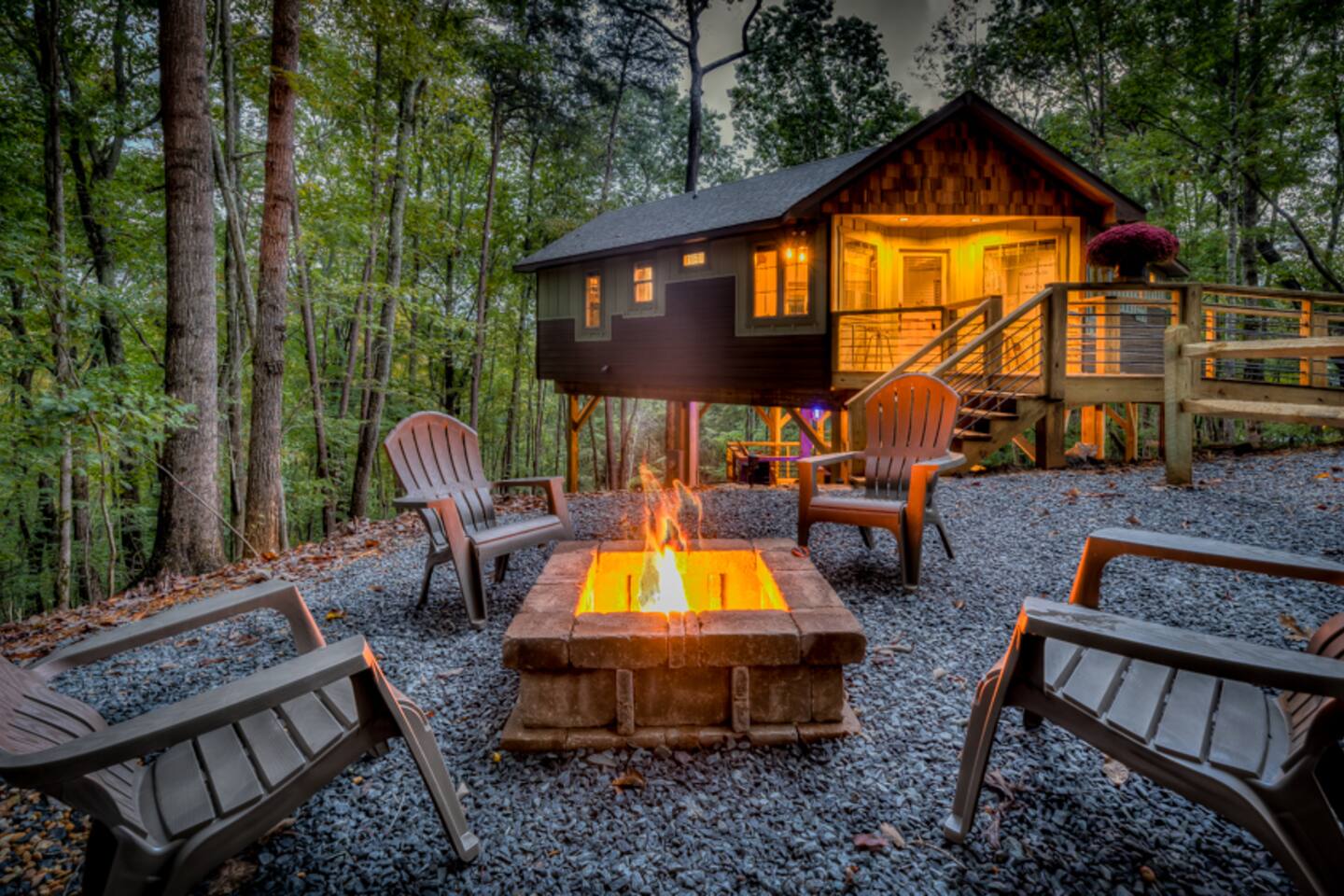 Views! Treehouse with 6 Beds, Hot Tub, & Fire Pit