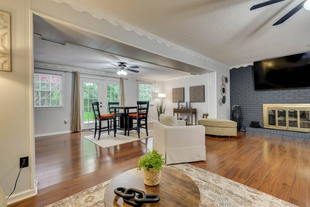 4BR Hillside House/2Kitchens/OutdoorTVs/SuperHost!
