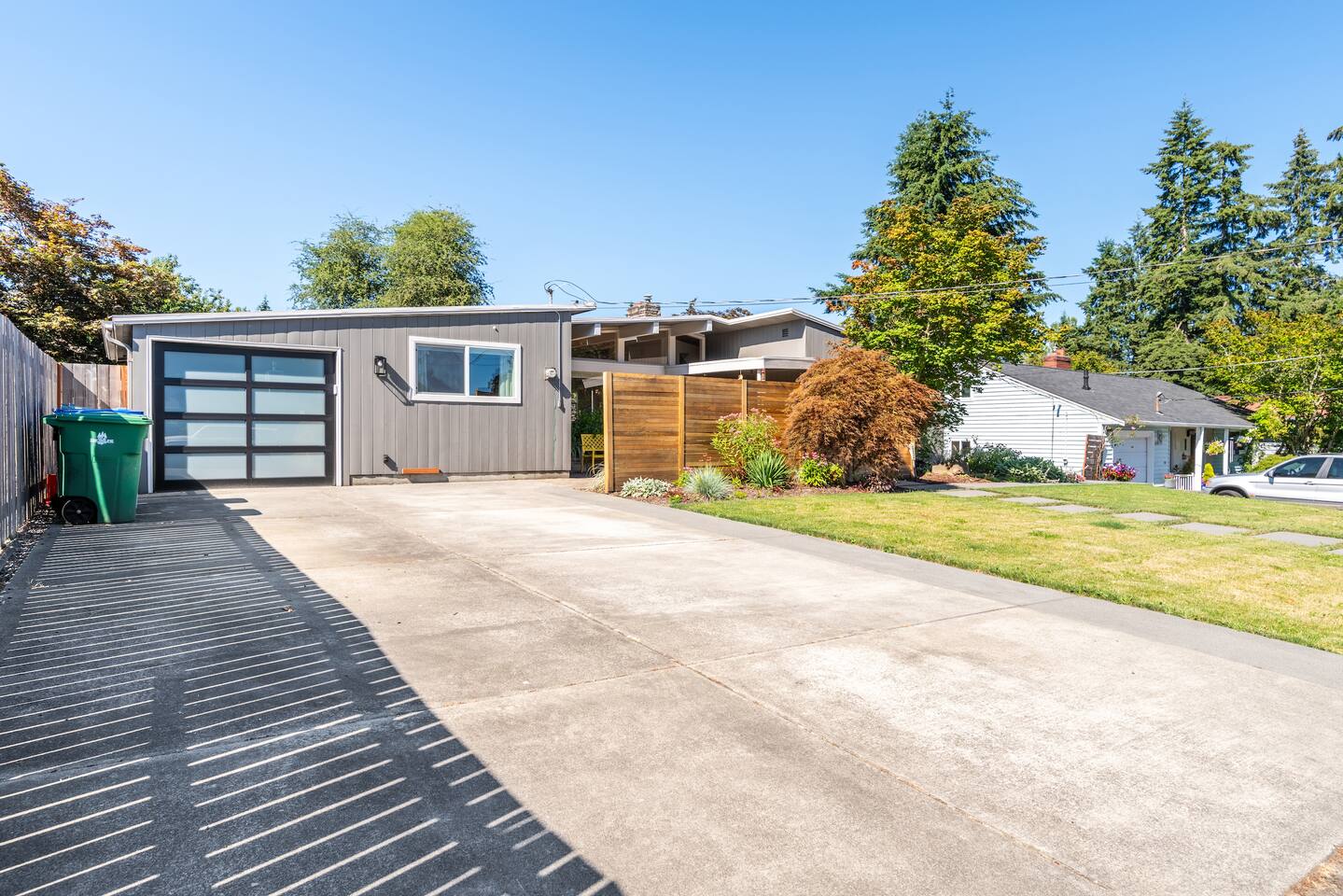 Serene Shoreline Home, Easy Access to Downtown