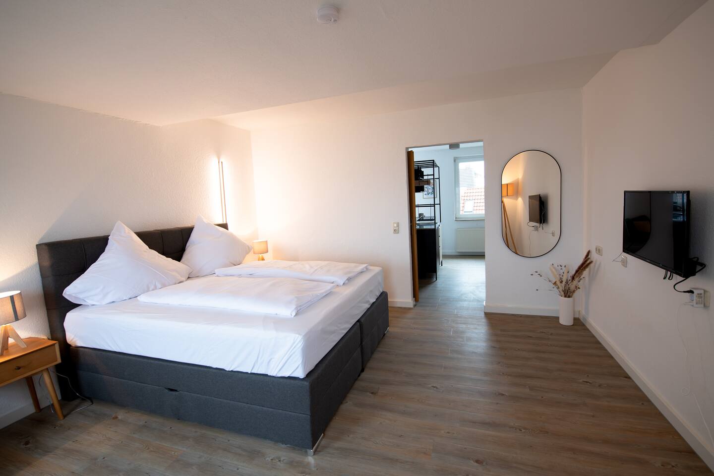 AP 6 | Zimmer mit Kingsize-Bett und Seeblick