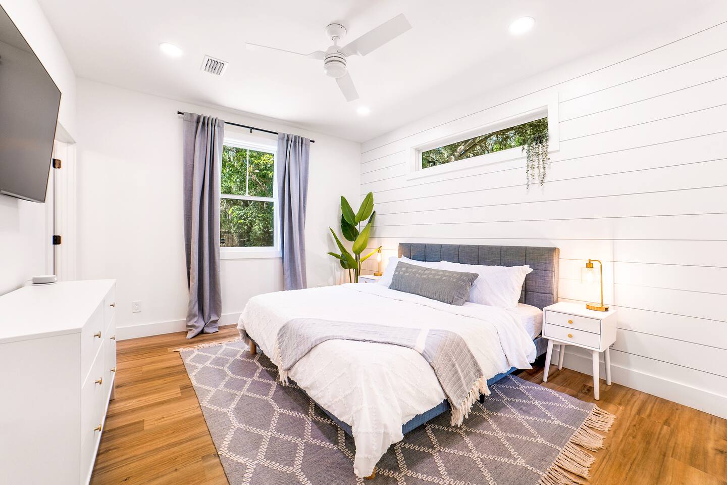 Coastal Cottage Retreat | 3BR 2BA | 1 mile to downtown & near beach | by Sunshine Escapes