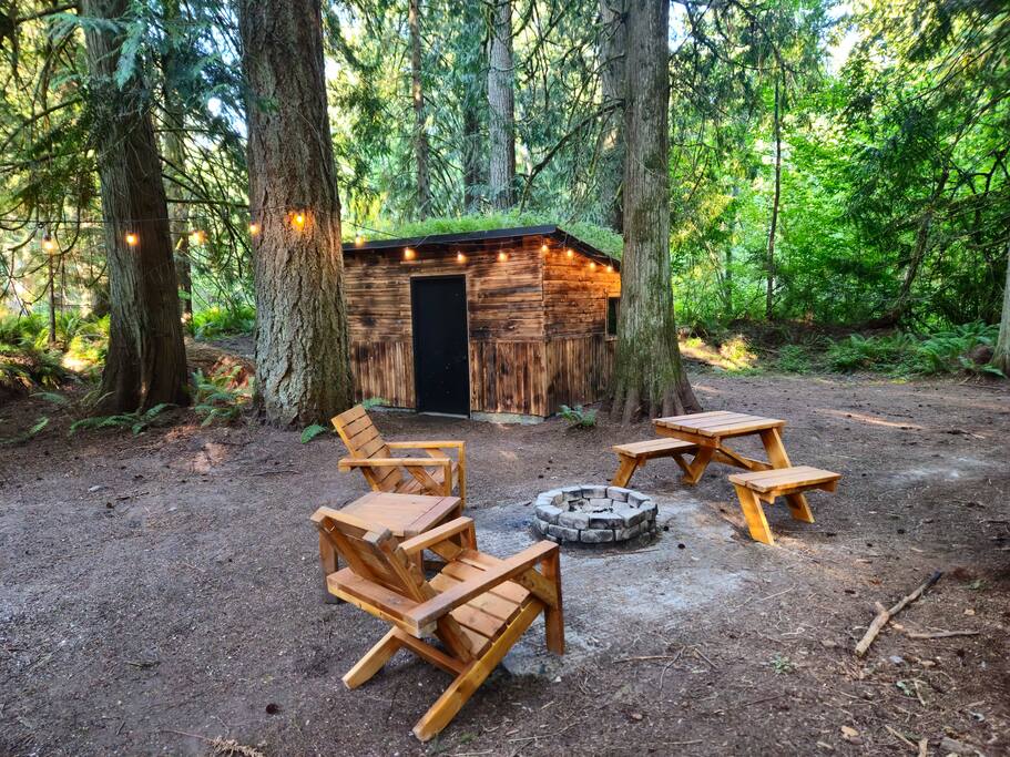 Charming Creekfront Farm Cabin on 30 Acr w/Piglets