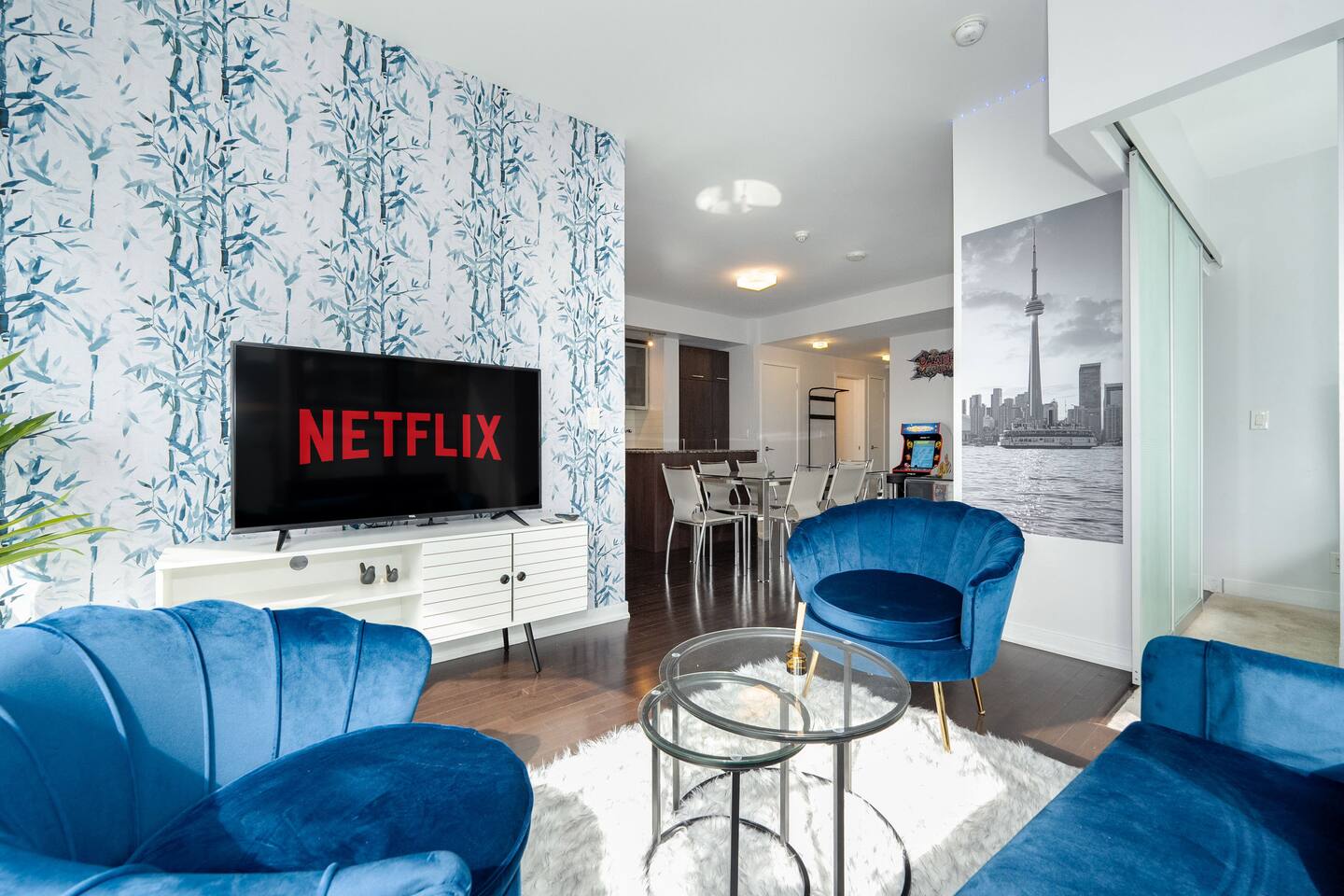 Lux Highrise Condo in DT w/Parking+PacMan Sleeps 8