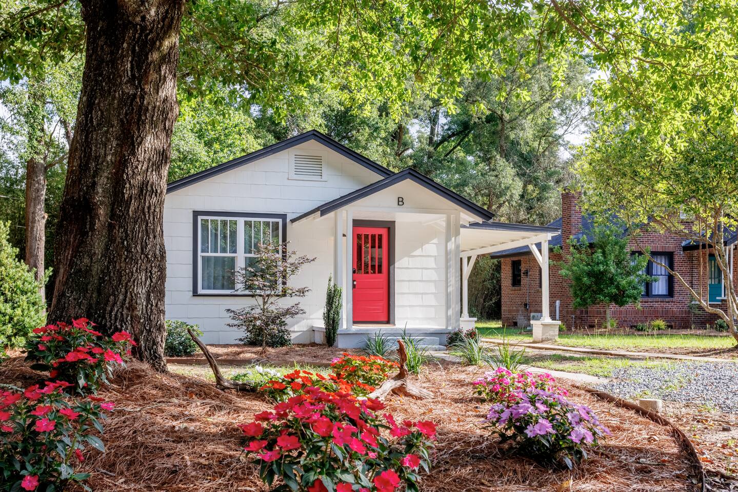 The Swan: Vibrant East Hill Getaway