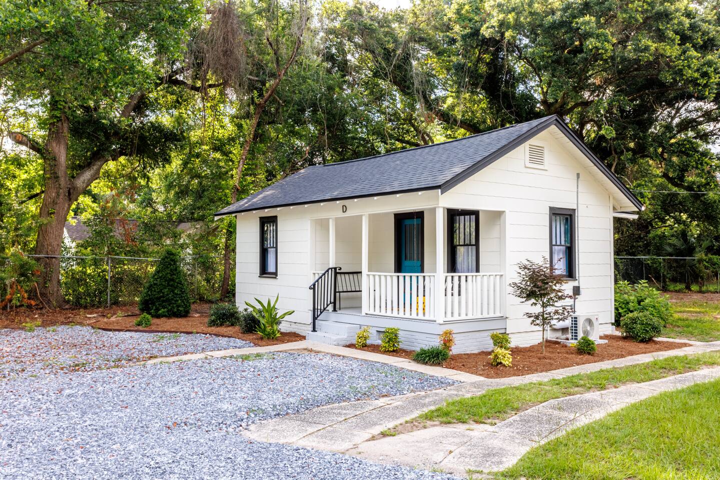 The Pelican: Serene East Hill Villa