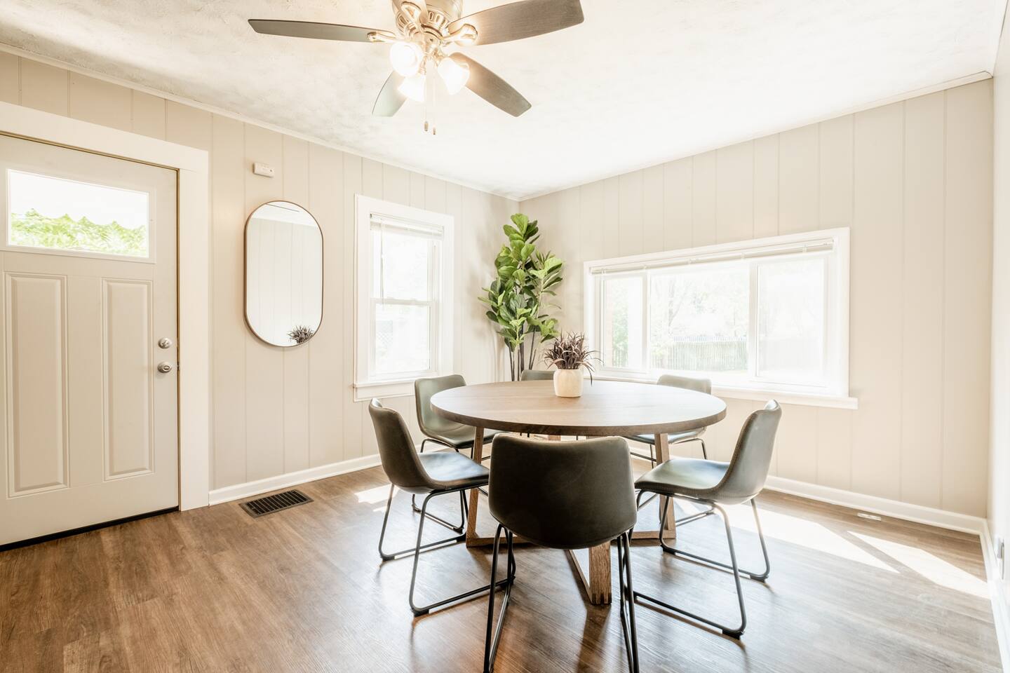 The Fox's Den w King Bed-Fire Pit-Fenced Backyard