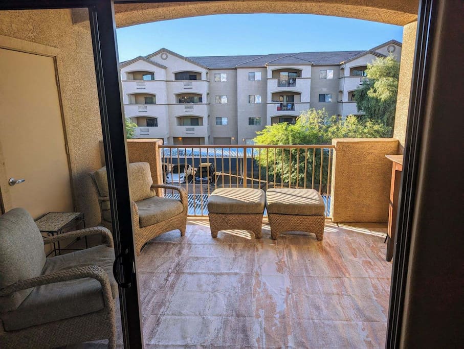 Mid City Condo has Gym, Pool & Balcony