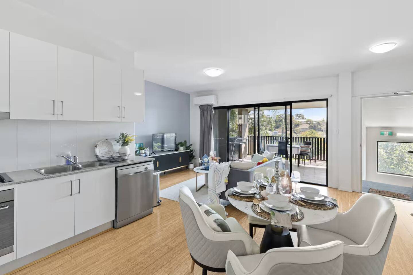 Bright 2B2B Apartment near the City Free Parking