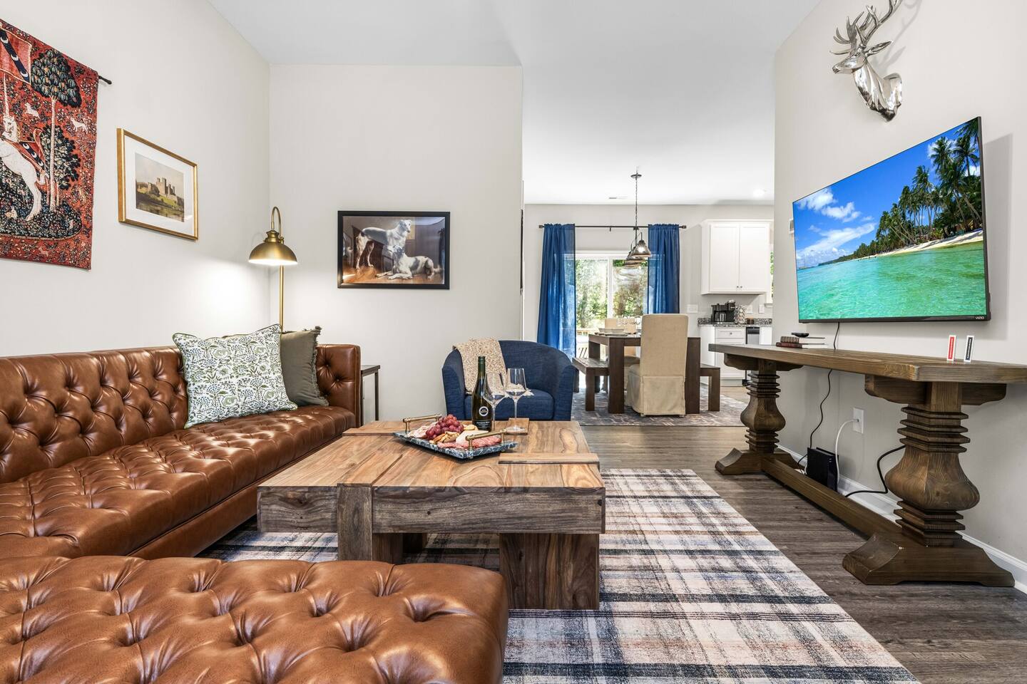 Min’s to Duke! Cozy 5Br| Fun Deck | BBQ + Cornhole