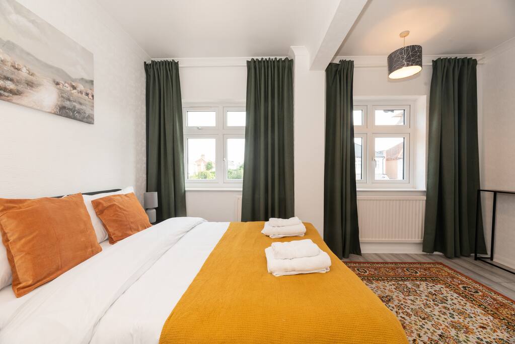 4-Bedroom Family Home / Parking / Garden / Station