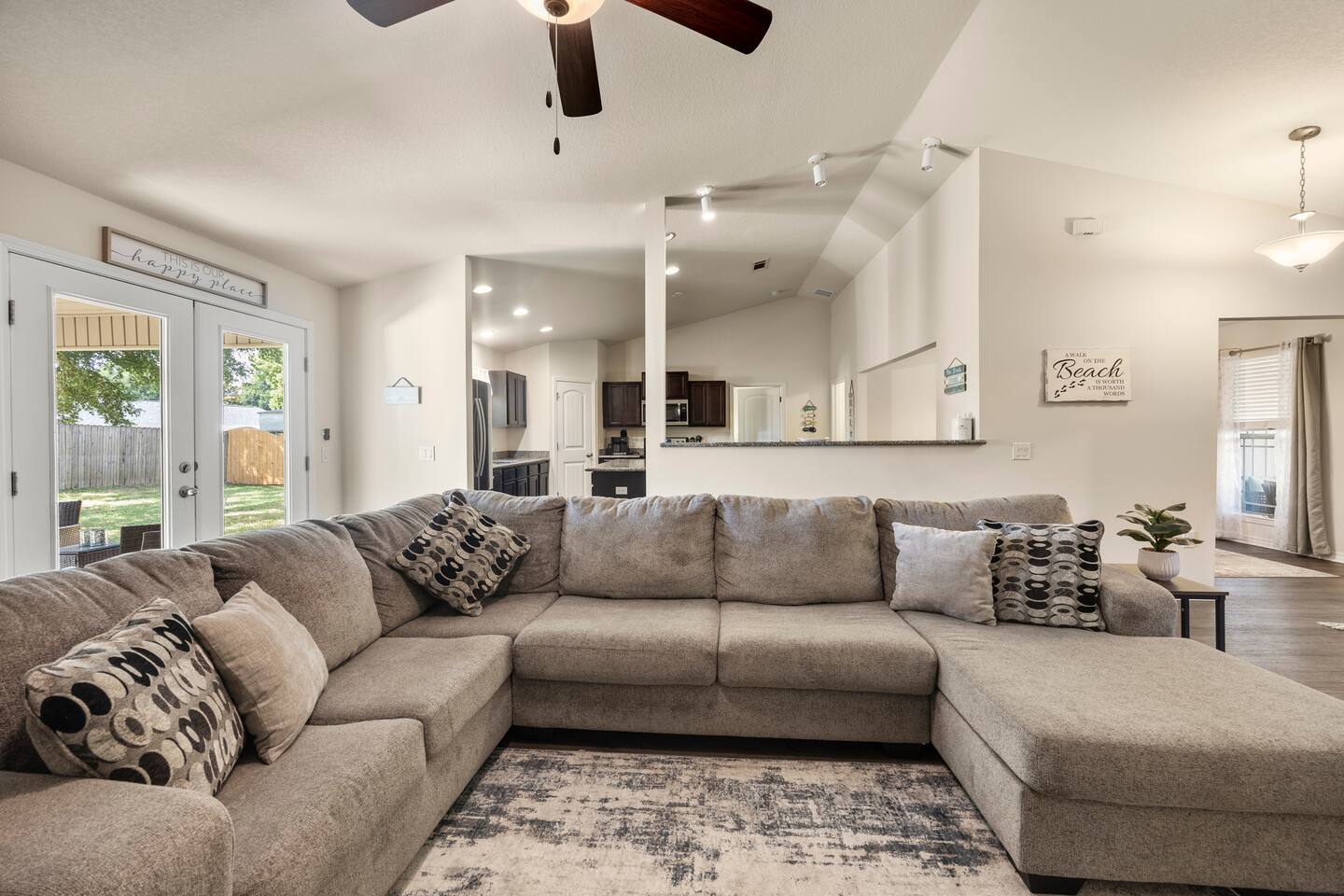 Spacious Home w/ Karaoke | 12 min to Navarre Beach - Holiday Home