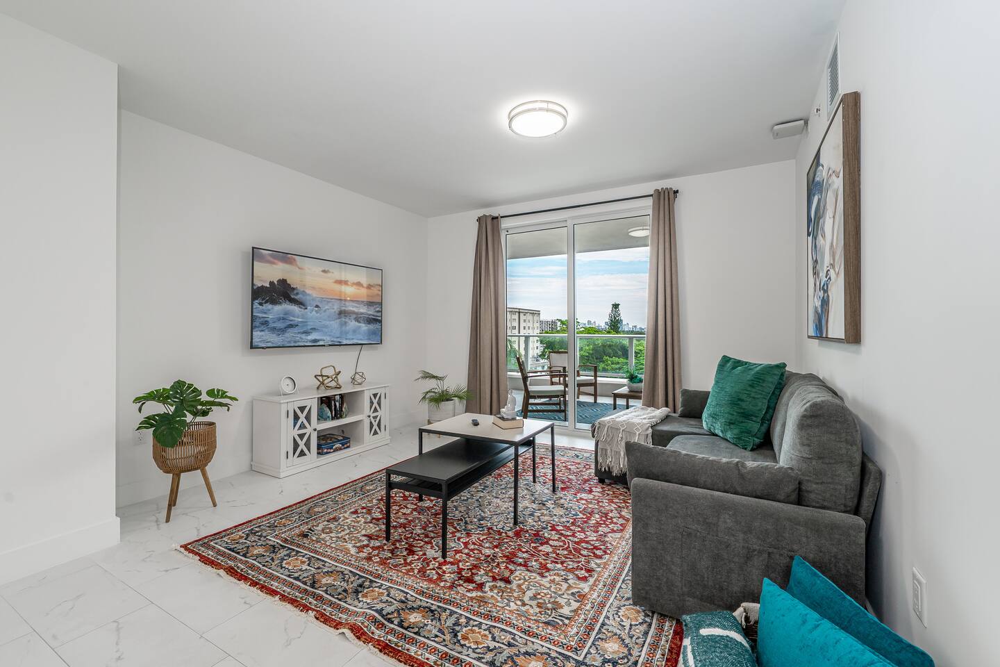 Stylish 2BR Apt w/Pool & Gym near beach