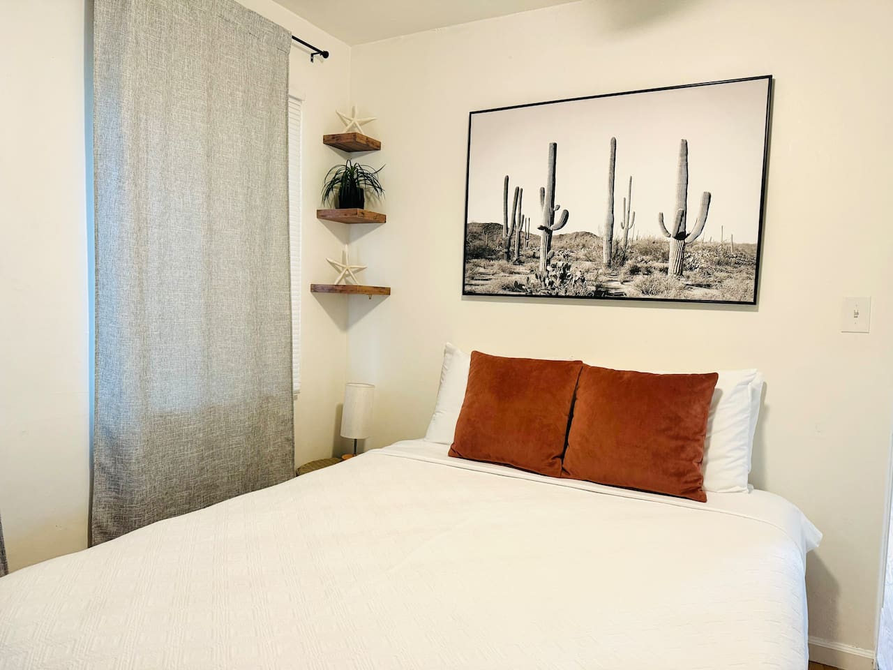 Ultimate Beach Getaway: Walk to Food & Fun!