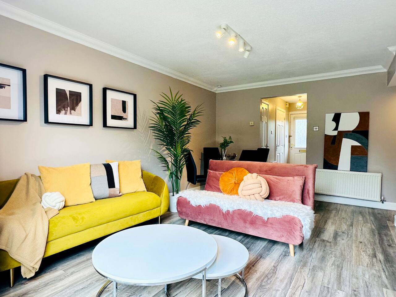 Relaxing Hideaway: Chic 2BR Townhouse Urban Oasis