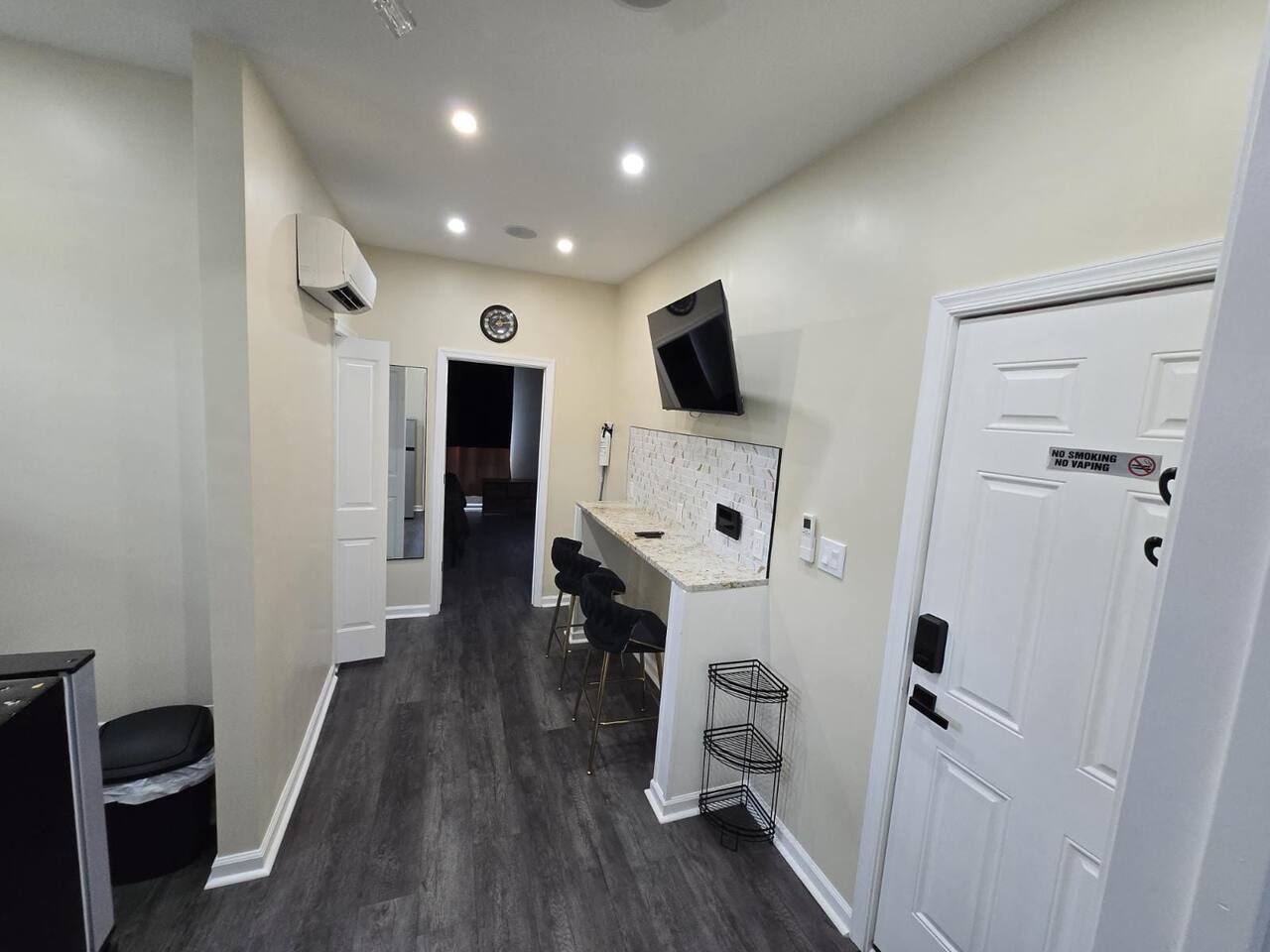 2BR Apt @ 3rdFloor w/Balcony 13mins to PHL Airport