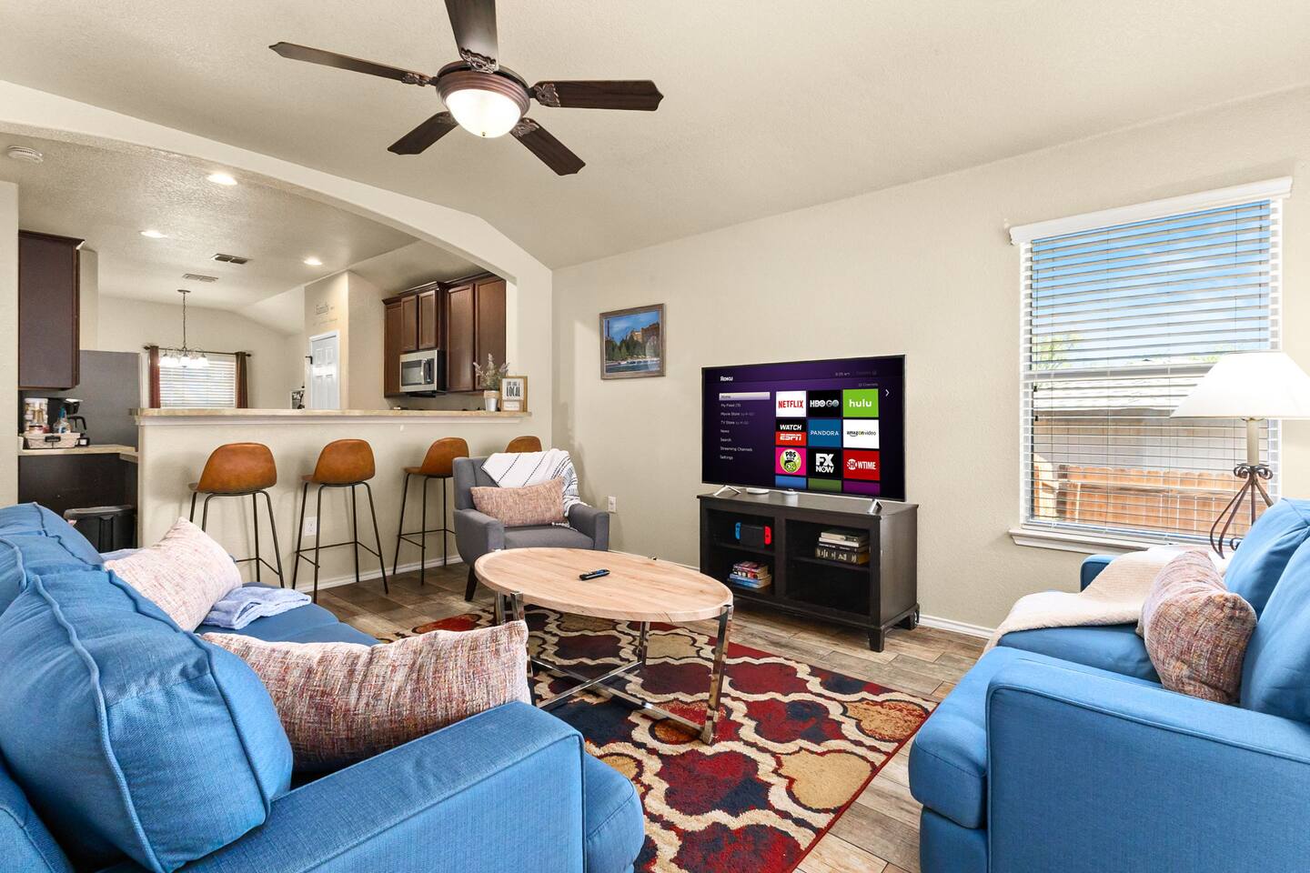 3 mi to Lackland, King bed, TVs, Stocked Kitchen