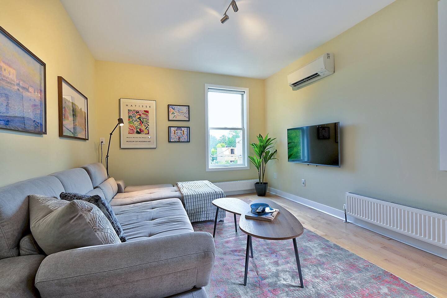 Rejuvenate in Stylish Home in Heart of Toronto