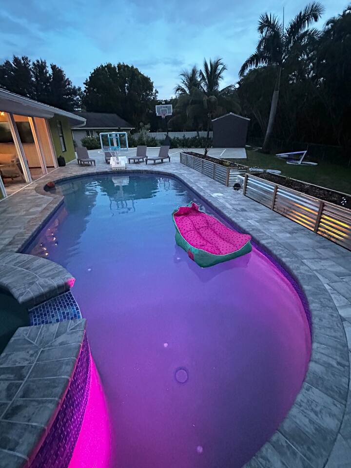 Play & Stay Paradise Heated Pool Courts Mini Golf