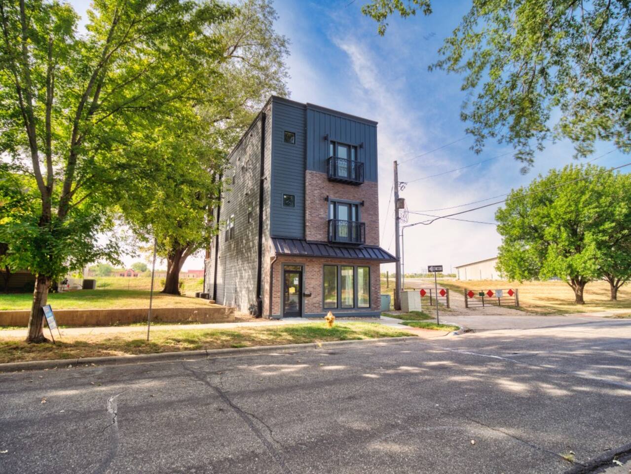 Modern & Relaxing ~ 2 Balconies ~ River View ~ Pkg