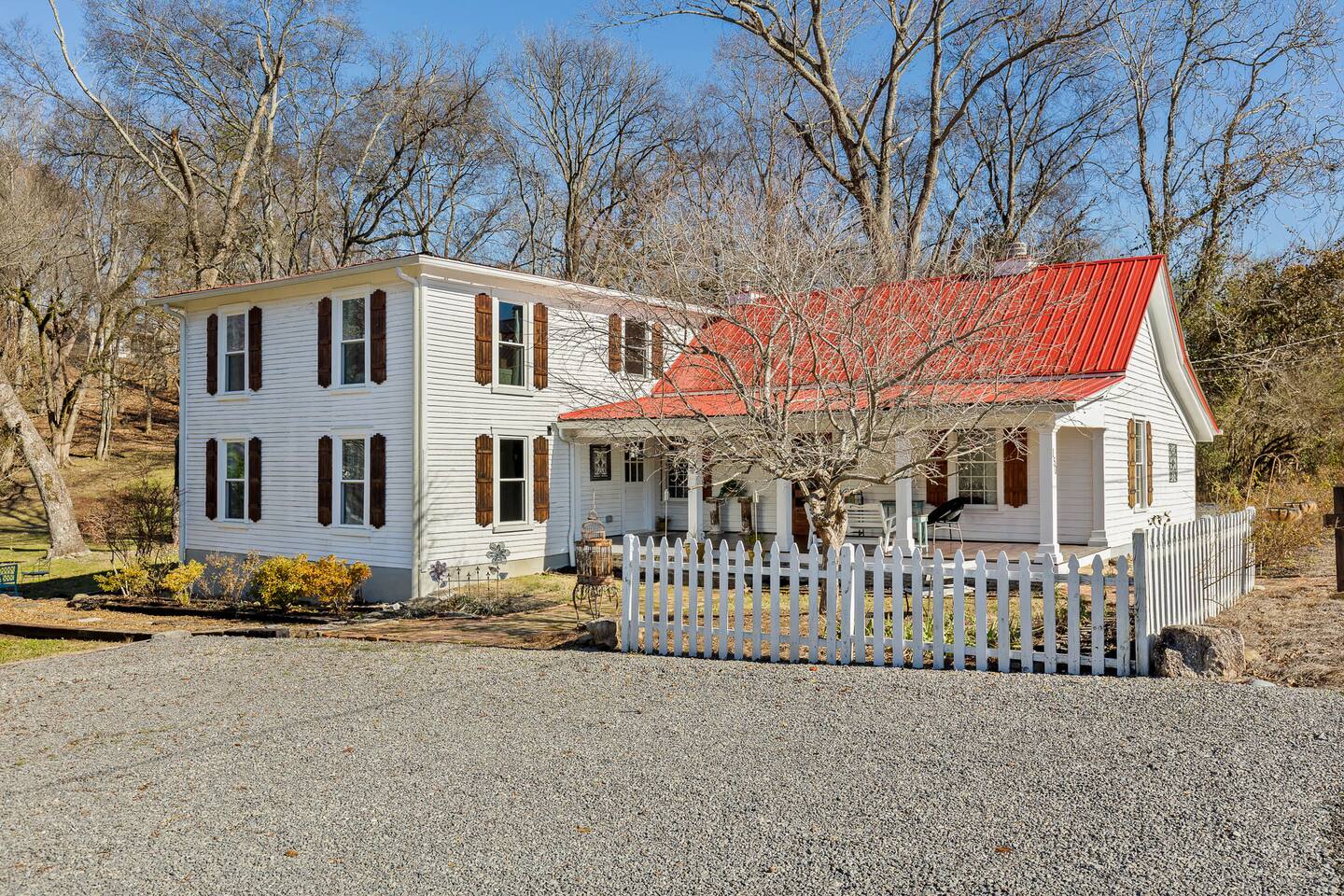 1900 Farmhouse, Spa Bath, 2 King Masters, Firepit