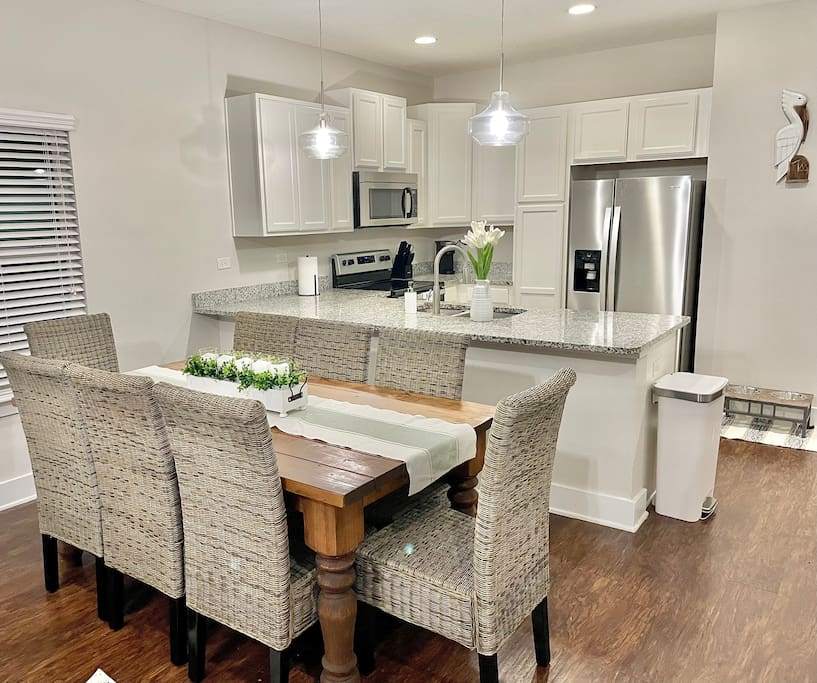 2 Homes, Pets OK, Drive to beach, shops and dining