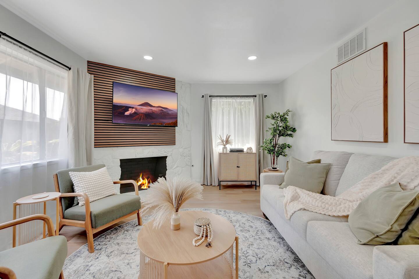 New 2BD w 3 King Beds Patio BBQ (C)