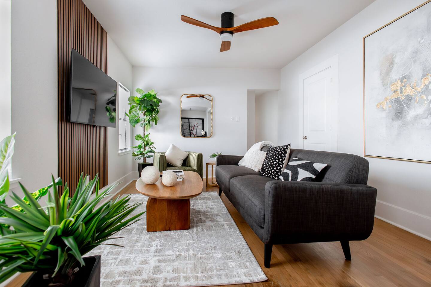 Exhale Oasis 4031-Central 2BD, Mins to Up/Downtown