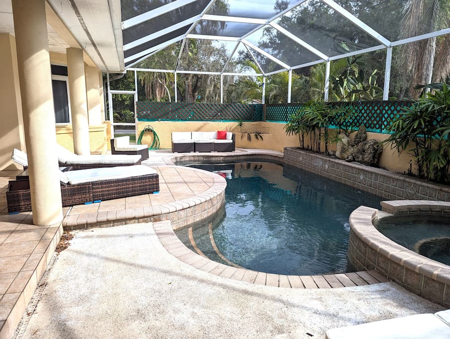 Lovely room 5 miles from Siesta Key w/ Pool & Spa!