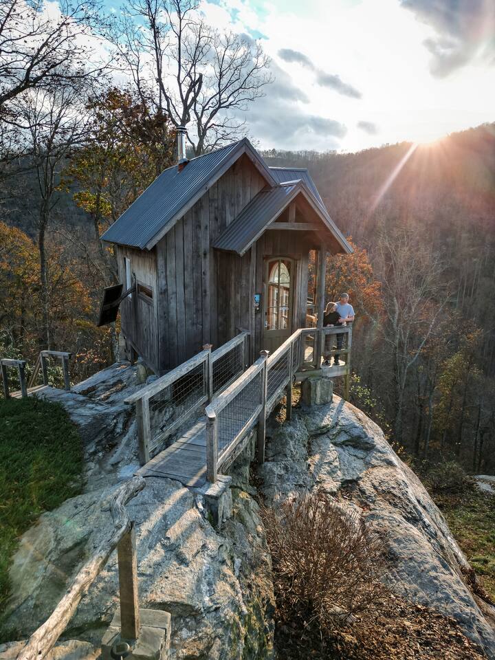 Raven Rock Mountain Cliffside Cabin
