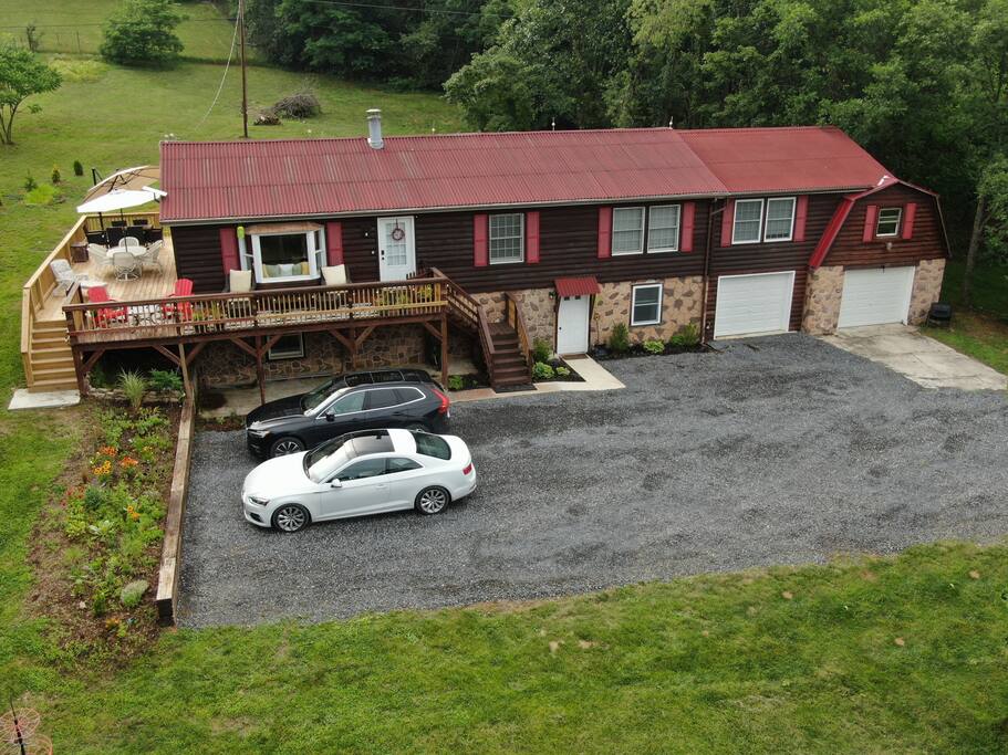 4 beds (2 kings), 3 baths, 2 kitchens, 1GB Fiber