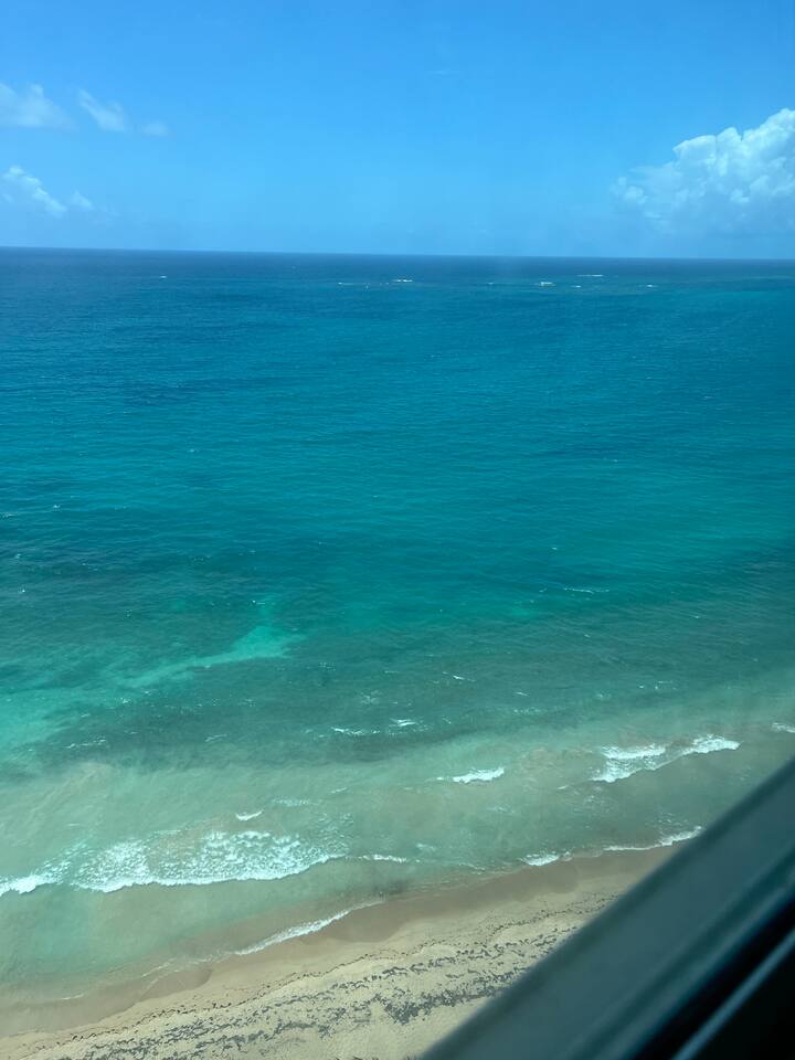 “Beachfront Studio: Oceanview,Pool & Pkng  Condado