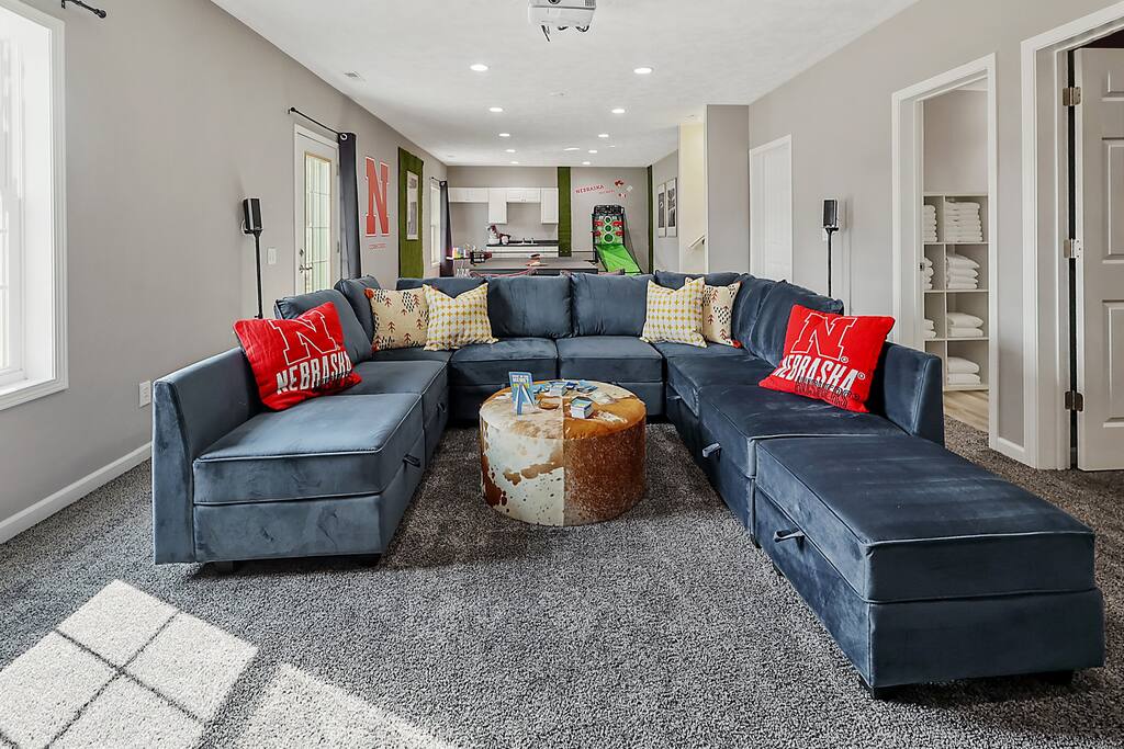 Charming 5BD | UNL 5mins | BBQ, Games & Backyard