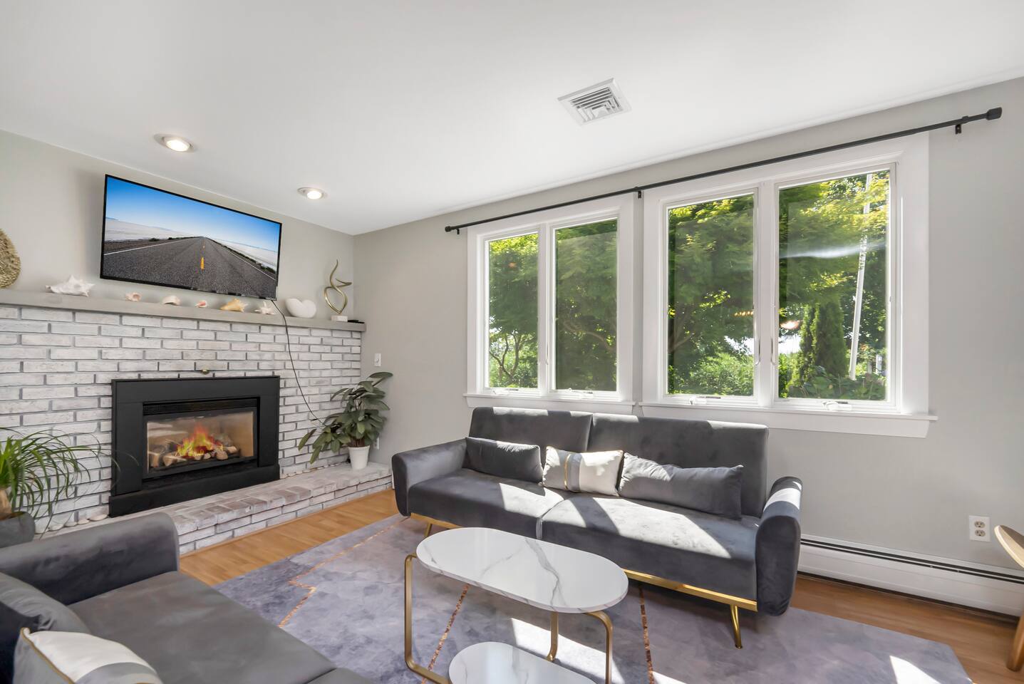 Sunny Airy Modern Oceanfront Cottage w/ Deck Wi-Fi