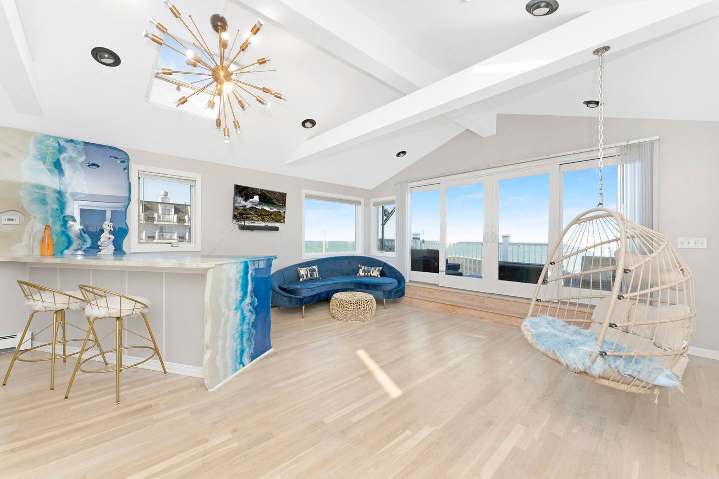 Oceanfront Mermaid of HULL w/ Deck Hot Tub & View!