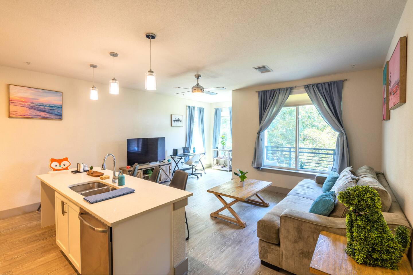 Riverwalk & Pool View! King bed! Gym Free Parking